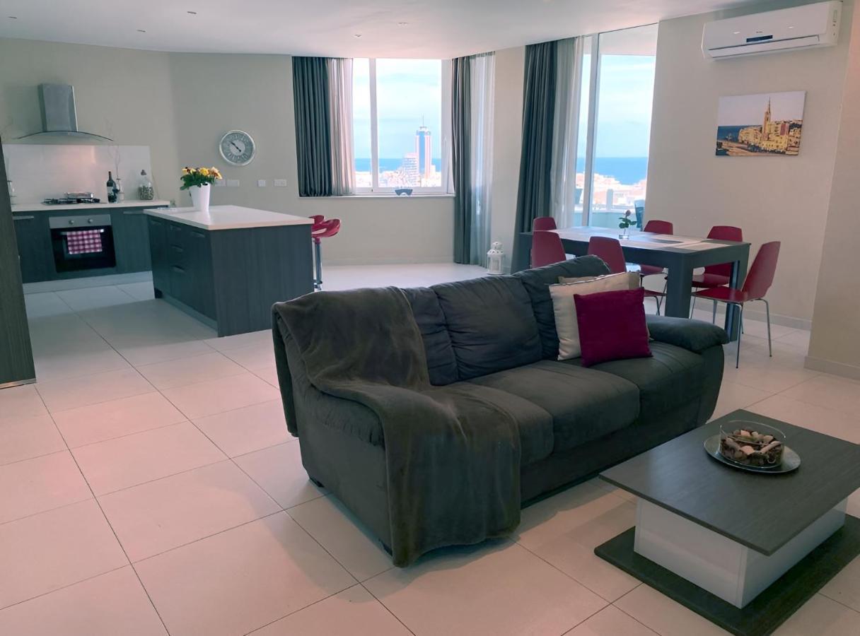 Super Bright And Spacious Seaview Apartment *