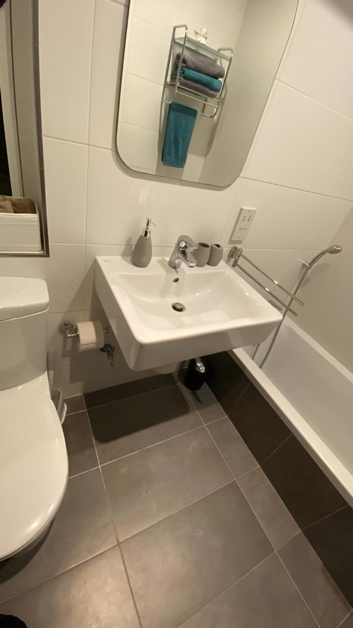 Super Bright And Spacious Seaview Apartament